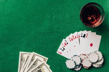 Live dealer revealing community cards